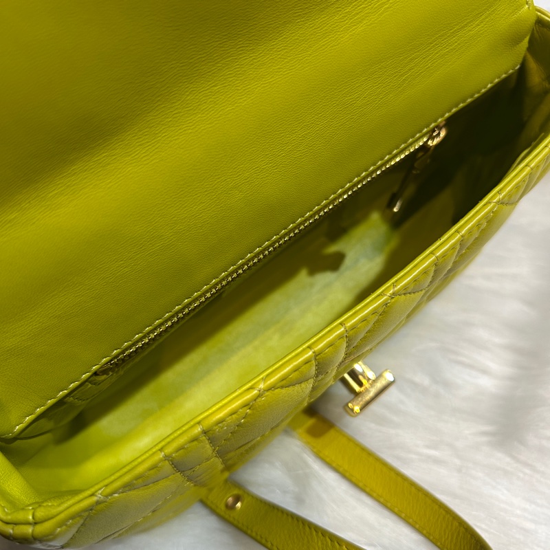 DIOR CARO 經典復古CD扣藤格紋絎縫小牛皮中型肩背包-8
