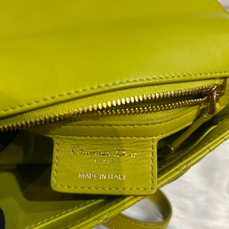 DIOR CARO 經典復古CD扣藤格紋絎縫小牛皮中型肩背包-9