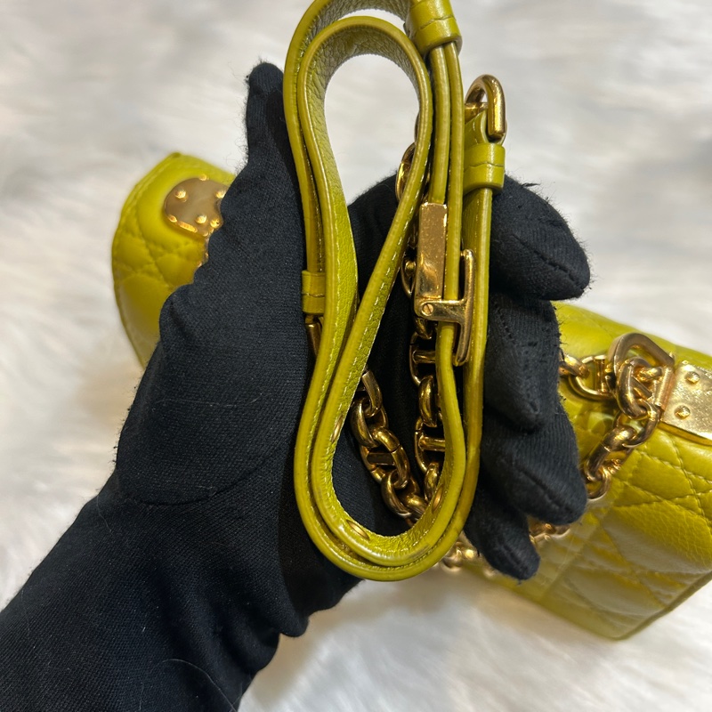 DIOR CARO 經典復古CD扣藤格紋絎縫小牛皮中型肩背包-14