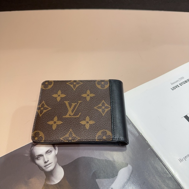 Lv 原花拼黑牛皮對開6卡短夾-1