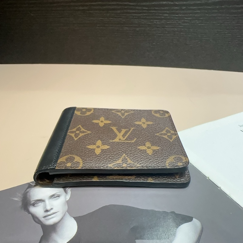 Lv 原花拼黑牛皮對開6卡短夾-2