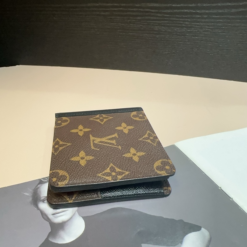 Lv 原花拼黑牛皮對開6卡短夾-3
