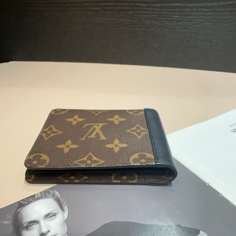 Lv 原花拼黑牛皮對開6卡短夾-4