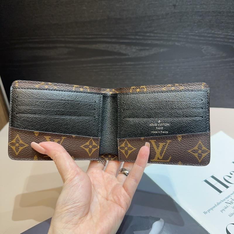 Lv 原花拼黑牛皮對開6卡短夾-5