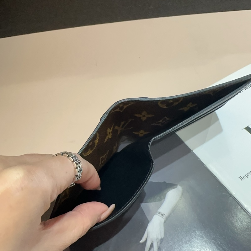 Lv 原花拼黑牛皮對開6卡短夾-6