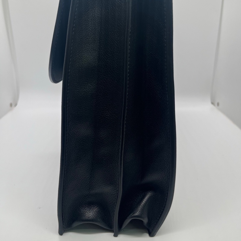 二手愛馬仕Sac à Dépêches公文包，Togo皮材質，銀扣，包面有壓印，手柄邊角磨損-2