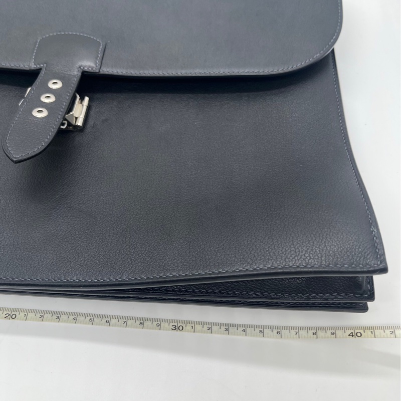 二手愛馬仕Sac à Dépêches公文包，Togo皮材質，銀扣，包面有壓印，手柄邊角磨損-5