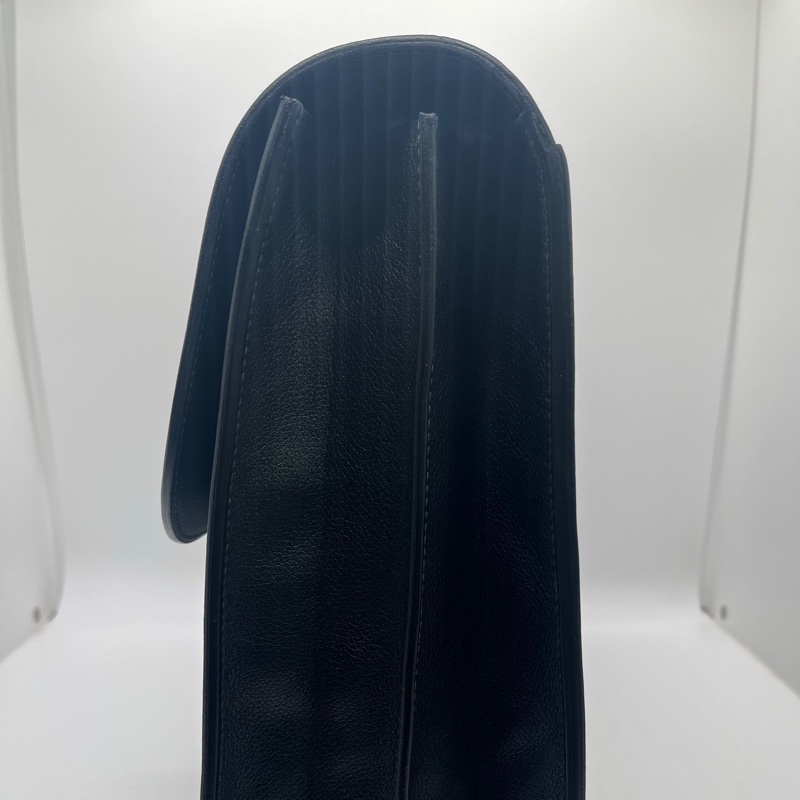 二手愛馬仕Sac à Dépêches公文包，Togo皮材質，銀扣，包面有壓印，手柄邊角磨損-13