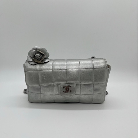 Chanel 香奈兒 中古款銀色亮面牛皮口蓋包CFmini logo有磨損，肩帶扣有破損，包扣有磨損，包的左邊花瓣有黃漬，包內有黃漬