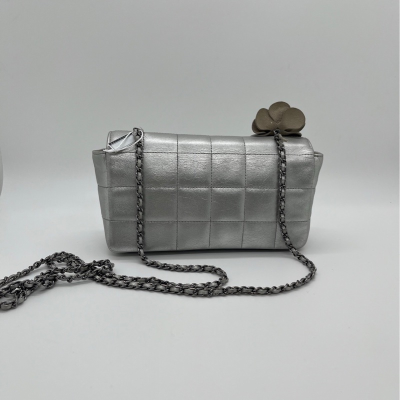 Chanel 香奈兒 中古款銀色亮面牛皮口蓋包CFmini logo有磨損，肩帶扣有破損，包扣有磨損，包的左邊花瓣有黃漬，包內有黃漬-1