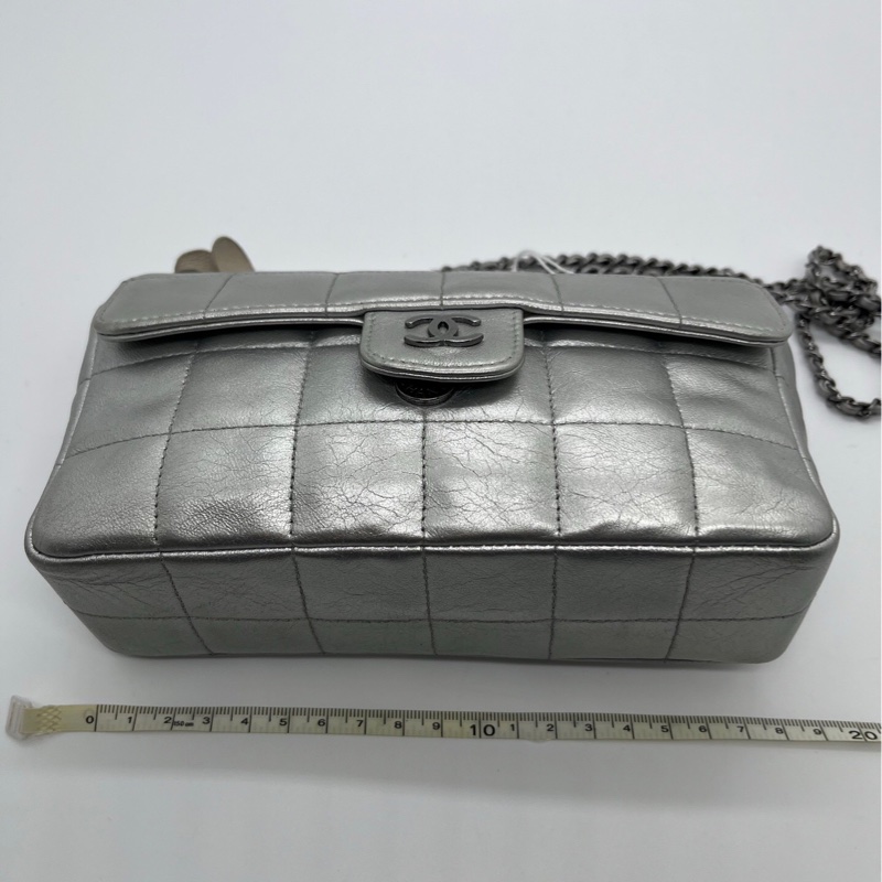 Chanel 香奈兒 中古款銀色亮面牛皮口蓋包CFmini logo有磨損，肩帶扣有破損，包扣有磨損，包的左邊花瓣有黃漬，包內有黃漬-2