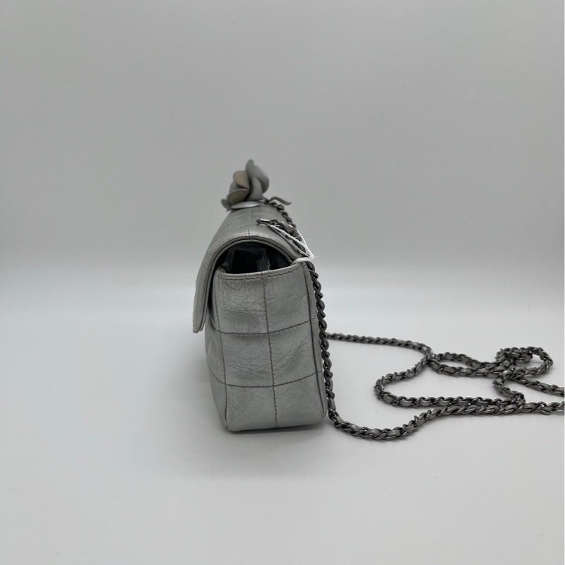Chanel 香奈兒 中古款銀色亮面牛皮口蓋包CFmini logo有磨損，肩帶扣有破損，包扣有磨損，包的左邊花瓣有黃漬，包內有黃漬-3