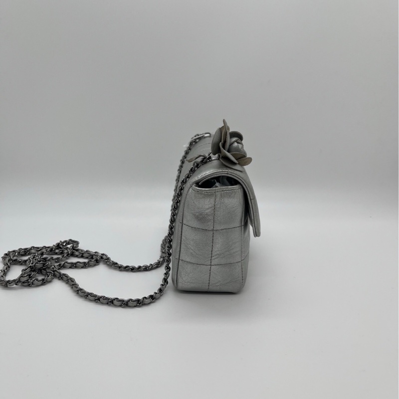 Chanel 香奈兒 中古款銀色亮面牛皮口蓋包CFmini logo有磨損，肩帶扣有破損，包扣有磨損，包的左邊花瓣有黃漬，包內有黃漬-4