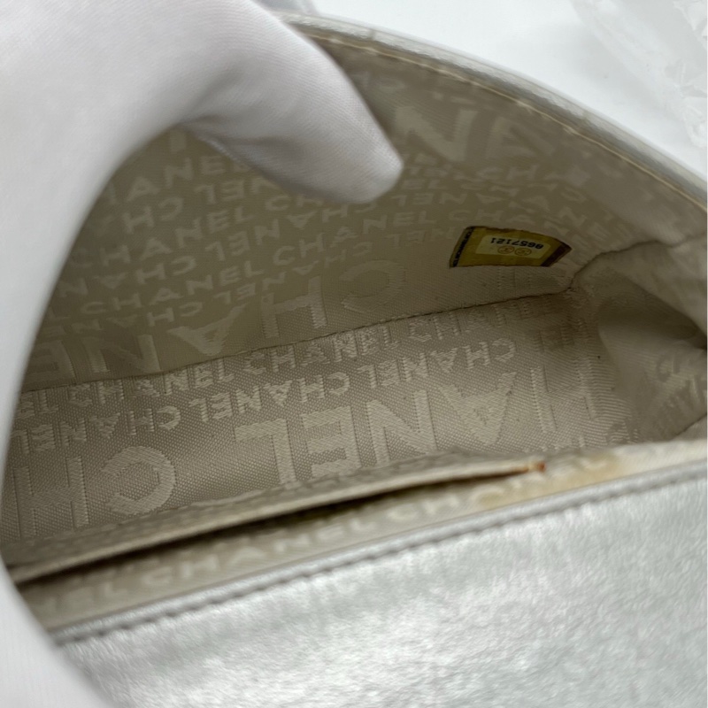 Chanel 香奈兒 中古款銀色亮面牛皮口蓋包CFmini logo有磨損，肩帶扣有破損，包扣有磨損，包的左邊花瓣有黃漬，包內有黃漬-5