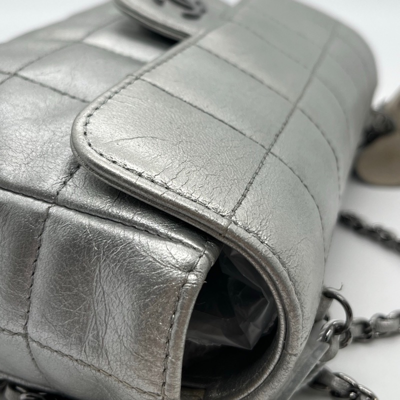 Chanel 香奈兒 中古款銀色亮面牛皮口蓋包CFmini logo有磨損，肩帶扣有破損，包扣有磨損，包的左邊花瓣有黃漬，包內有黃漬-7