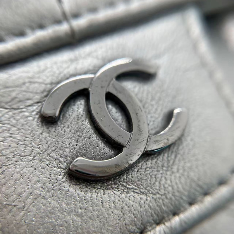 Chanel 香奈兒 中古款銀色亮面牛皮口蓋包CFmini logo有磨損，肩帶扣有破損，包扣有磨損，包的左邊花瓣有黃漬，包內有黃漬-9