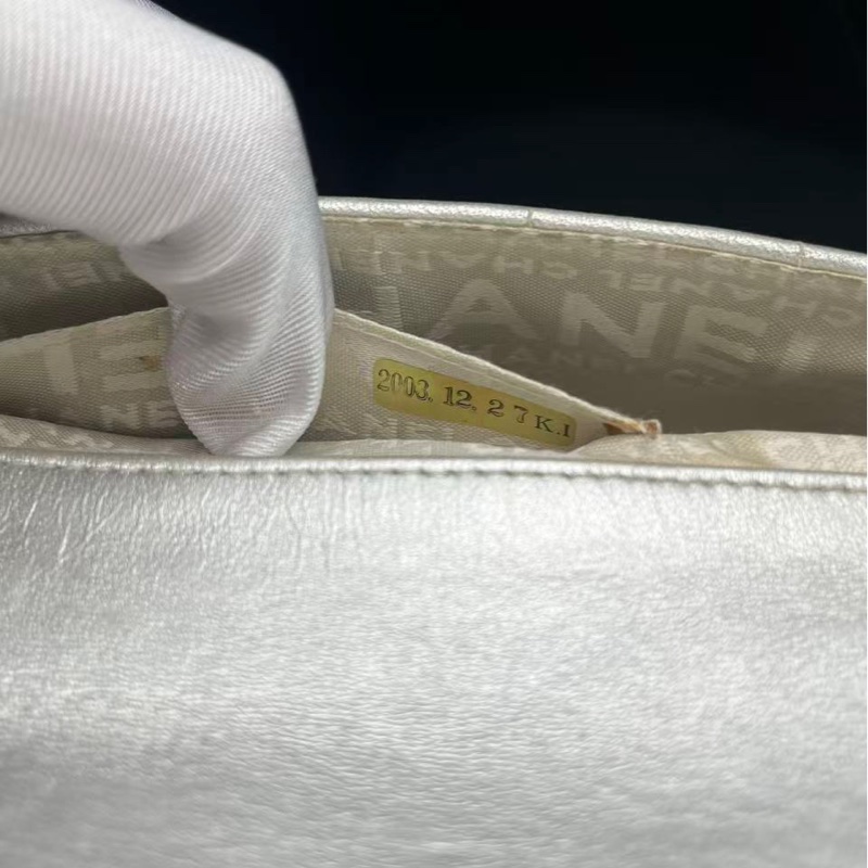 Chanel 香奈兒 中古款銀色亮面牛皮口蓋包CFmini logo有磨損，肩帶扣有破損，包扣有磨損，包的左邊花瓣有黃漬，包內有黃漬-10