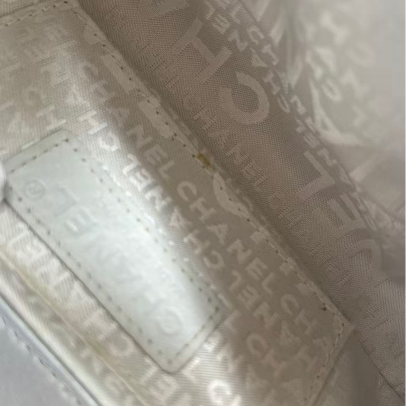 Chanel 香奈兒 中古款銀色亮面牛皮口蓋包CFmini logo有磨損，肩帶扣有破損，包扣有磨損，包的左邊花瓣有黃漬，包內有黃漬-11