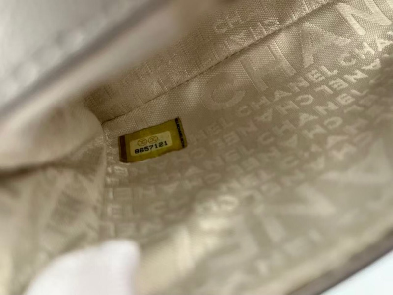 Chanel 香奈兒 中古款銀色亮面牛皮口蓋包CFmini logo有磨損，肩帶扣有破損，包扣有磨損，包的左邊花瓣有黃漬，包內有黃漬-12