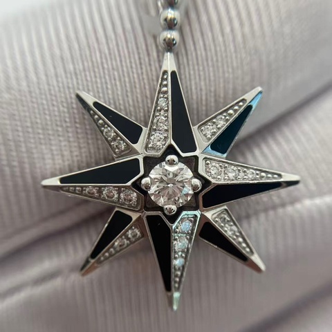 Dior迪奧 八芒星項鍊經典幸運星設計，鏈身點綴水鑽，氣質溫柔高級