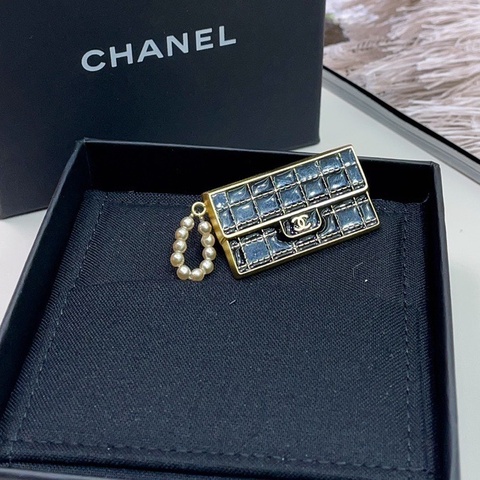 Chanel香奈包包胸針， 超精緻的呀，二級市場找這個好成色太難了