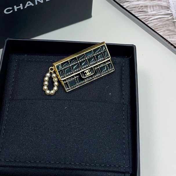 Chanel香奈包包胸針， 超精緻的呀，二級市場找這個好成色太難了-1