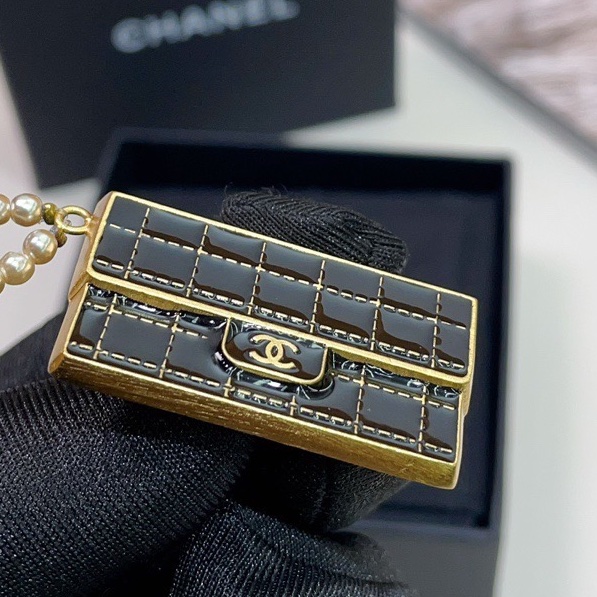 Chanel香奈包包胸針， 超精緻的呀，二級市場找這個好成色太難了-2