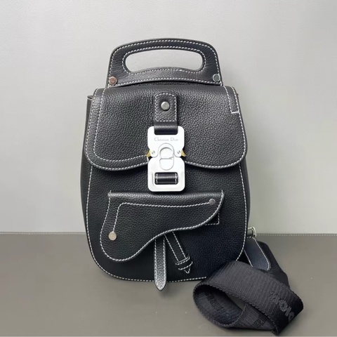 Dior 黑馬鞍包