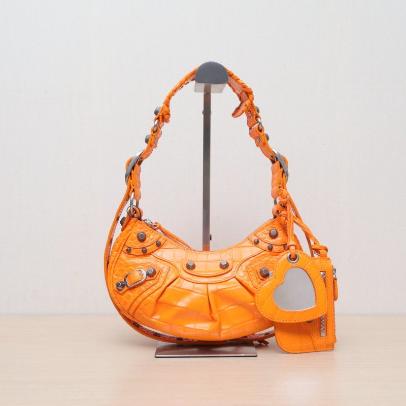 BALENCIAGA LeCagole機車月牙包xs鱷魚壓紋橙色牛皮肩背包-1