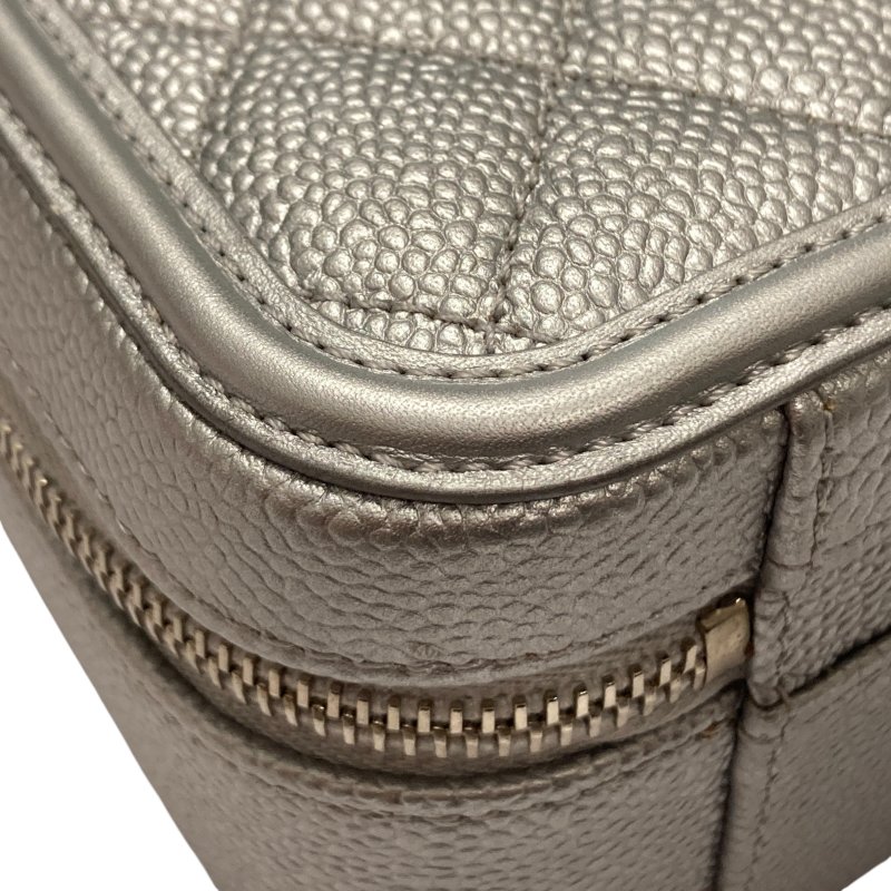 CHANEL 香奈兒 CC FILIGREE VANITY CASE 化妝包 側背包 牛皮 荔枝皮 灰銀色 銀釦-7