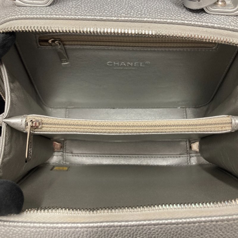 CHANEL 香奈兒 CC FILIGREE VANITY CASE 化妝包 側背包 牛皮 荔枝皮 灰銀色 銀釦-10