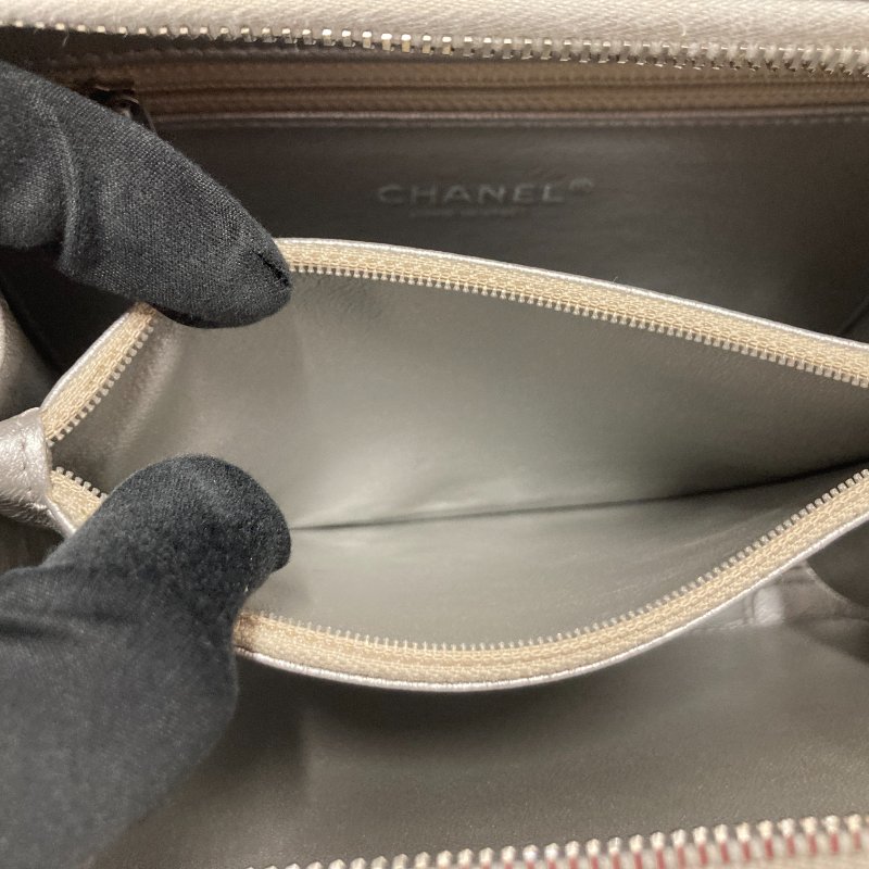 CHANEL 香奈兒 CC FILIGREE VANITY CASE 化妝包 側背包 牛皮 荔枝皮 灰銀色 銀釦-11