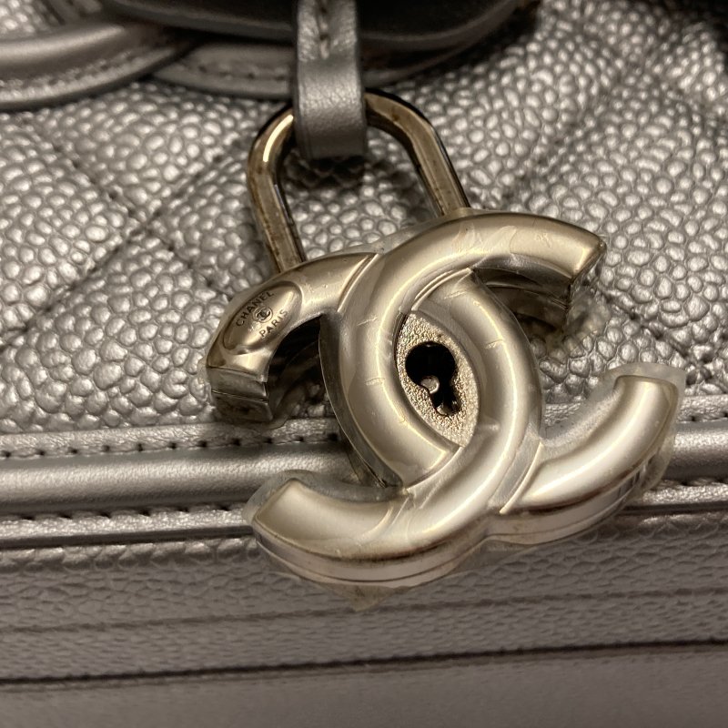 CHANEL 香奈兒 CC FILIGREE VANITY CASE 化妝包 側背包 牛皮 荔枝皮 灰銀色 銀釦-13