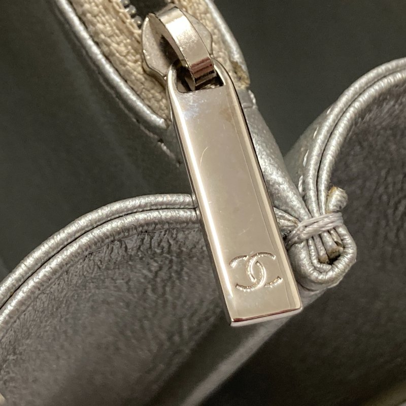 CHANEL 香奈兒 CC FILIGREE VANITY CASE 化妝包 側背包 牛皮 荔枝皮 灰銀色 銀釦-17