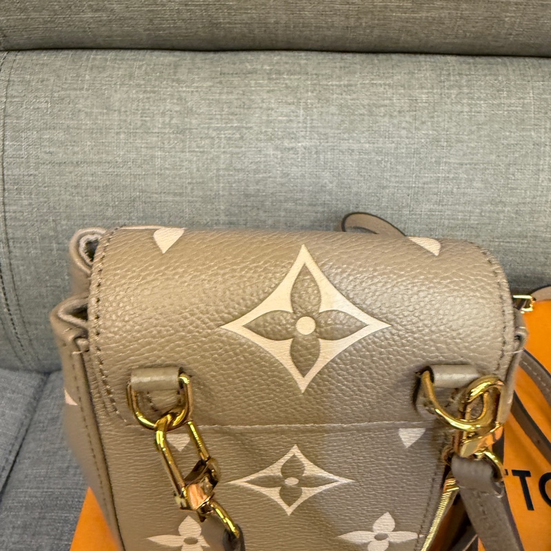lv 斑鳩灰 後背包 超可愛😍-6