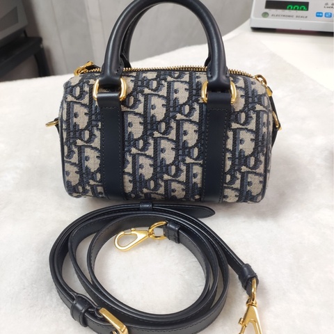 這款 Dior Groove 16 迷你手袋