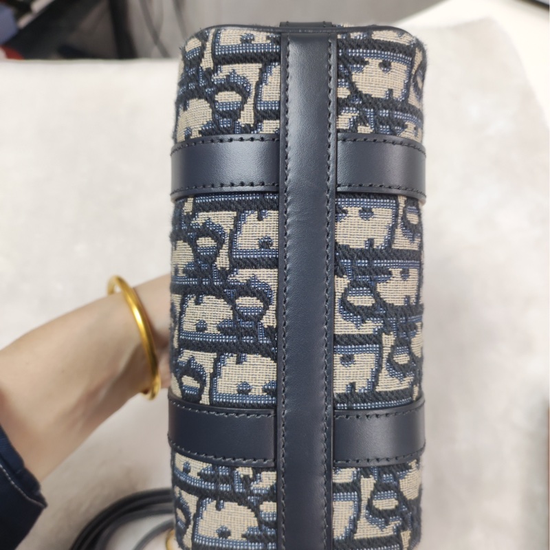 這款 Dior Groove 16 迷你手袋-6