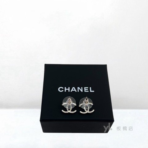 Y2017-CHANEL 銀色雙C LOGO耳針式耳環-2
