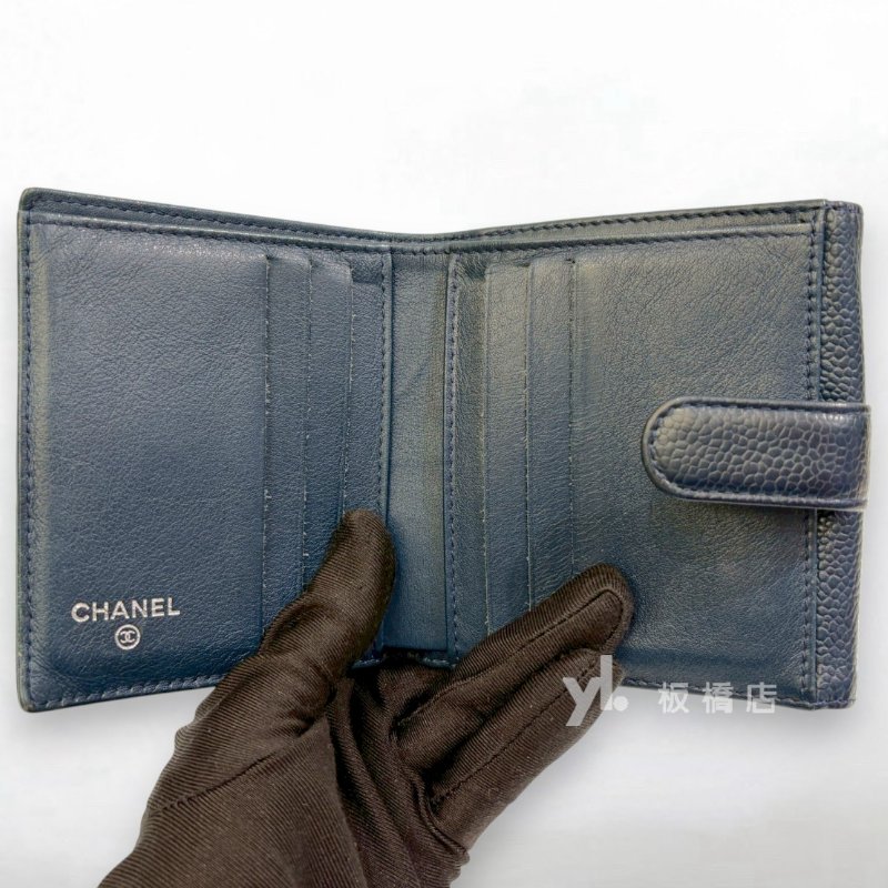 S4870-Chanel 深藍魚子醬牛皮前後釦對折短夾-8