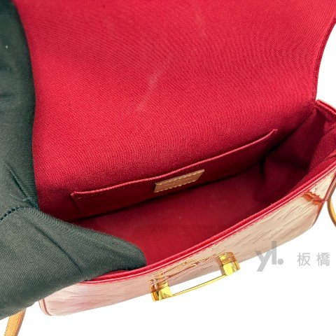 Y1904-LV 紅色漆皮肩背馬鞍包 M91728-7