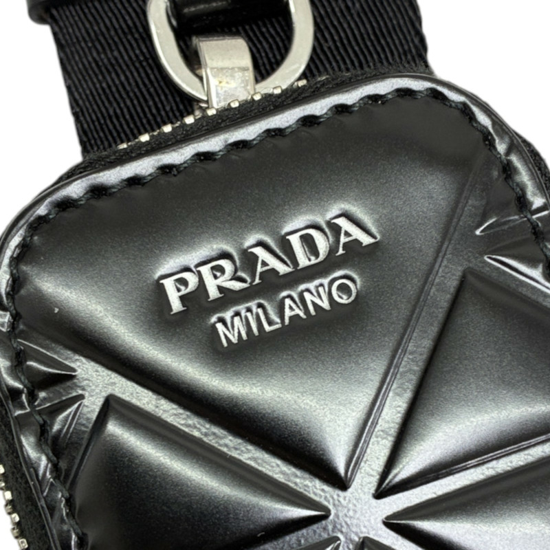 黑色 幾何三角形壓紋 牛皮 Brique 相機包 肩背包【PRADA 普拉達】 2VH070-5