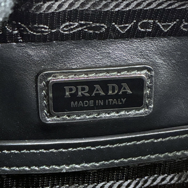 黑色 幾何三角形壓紋 牛皮 Brique 相機包 肩背包【PRADA 普拉達】 2VH070-6