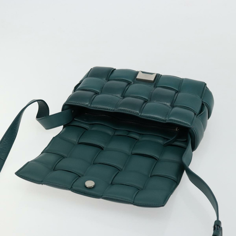 【日本直送】BOTTEGA VENETA MAXI INTRECCIATO 加墊盒式包皮革綠色正品 ka4105SAV-9
