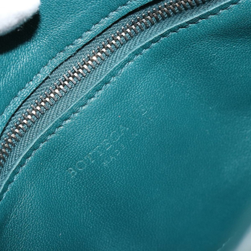 【日本直送】BOTTEGA VENETA MAXI INTRECCIATO 加墊盒式包皮革綠色正品 ka4105SAV-16
