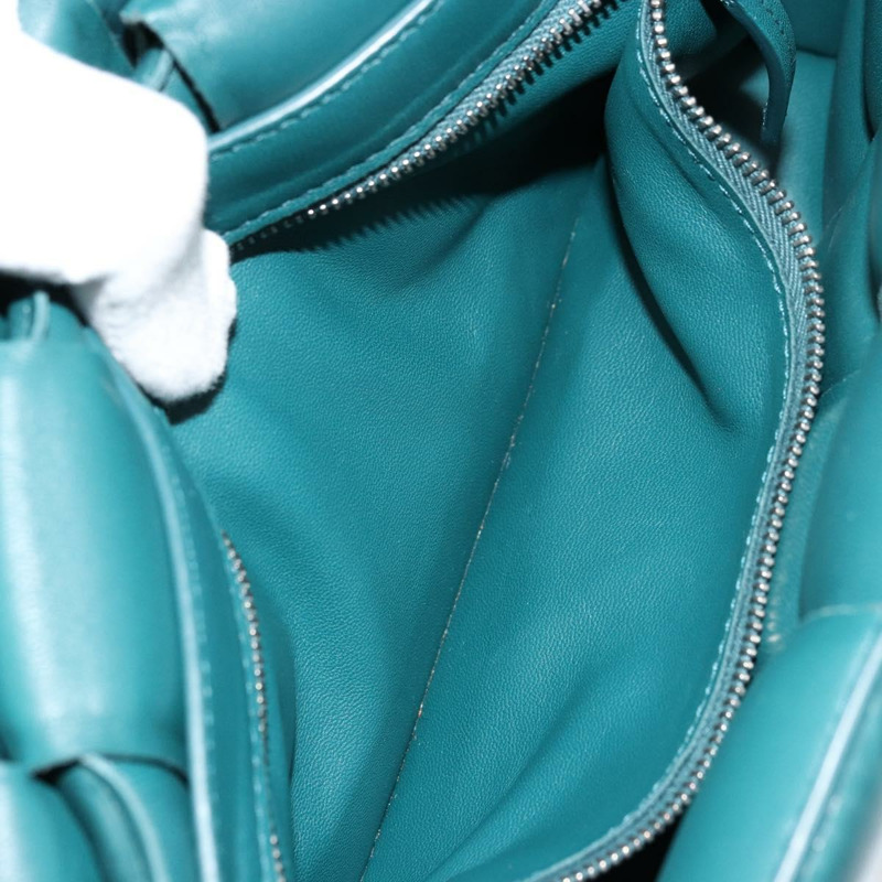 【日本直送】BOTTEGA VENETA MAXI INTRECCIATO 加墊盒式包皮革綠色正品 ka4105SAV-20