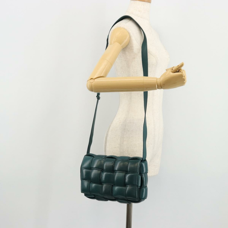 【日本直送】BOTTEGA VENETA MAXI INTRECCIATO 加墊盒式包皮革綠色正品 ka4105SAV-21