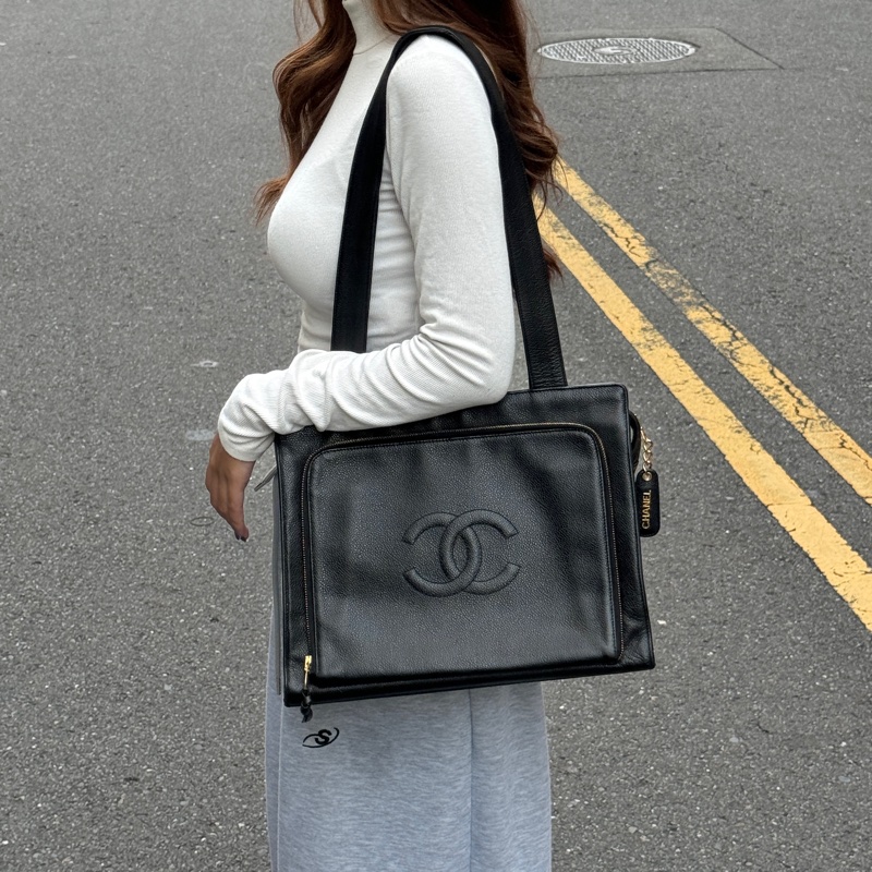 【極新CHANEL🎁】 Chanel 黑金荔枝牛皮 肩背托特包 （專櫃265,000）-0