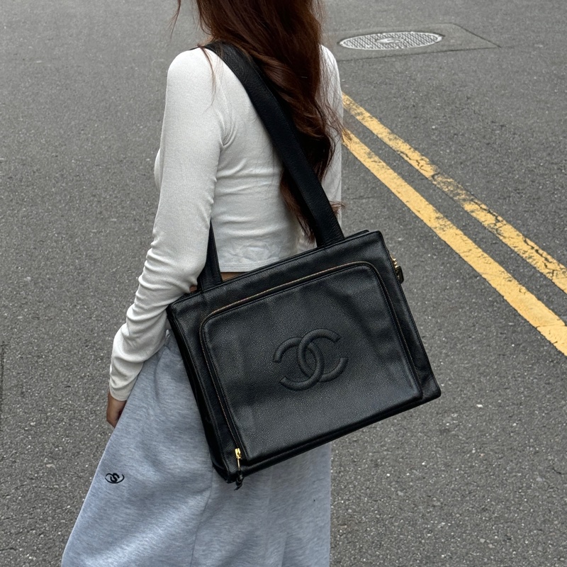 【極新CHANEL🎁】 Chanel 黑金荔枝牛皮 肩背托特包 （專櫃265,000）-1