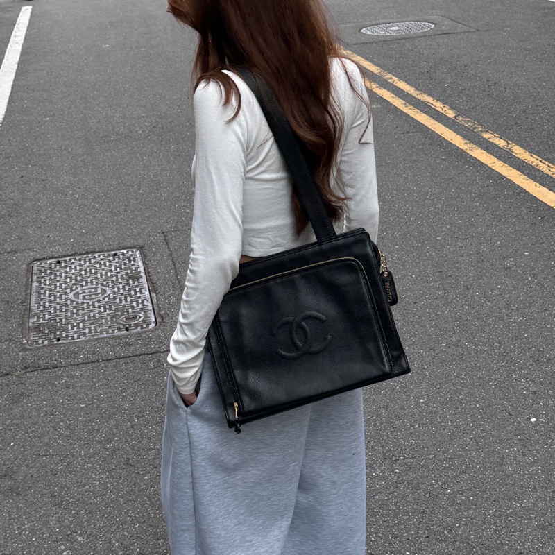 【極新CHANEL🎁】 Chanel 黑金荔枝牛皮 肩背托特包 （專櫃265,000）-2