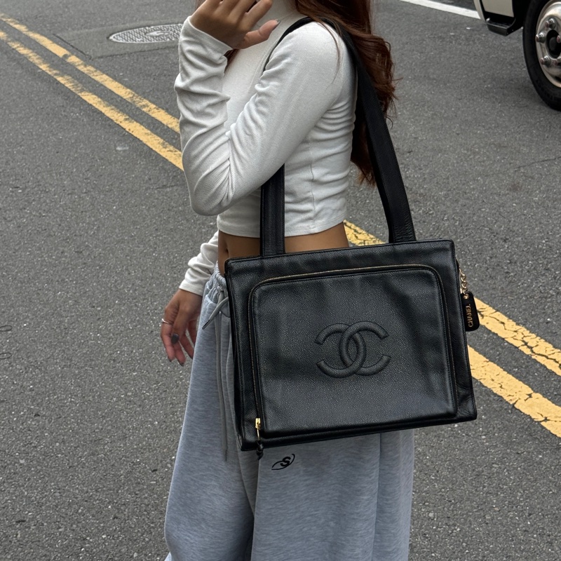 【極新CHANEL🎁】 Chanel 黑金荔枝牛皮 肩背托特包 （專櫃265,000）-26